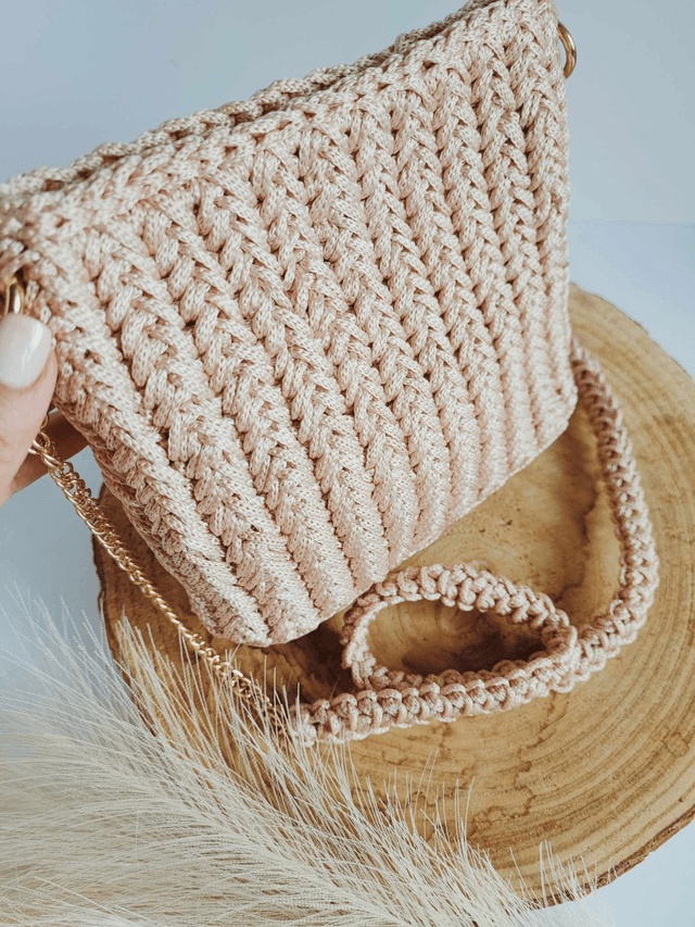 Mini Eva – Sac en crochet nude fait main avec base en cuir et fermeture dorée