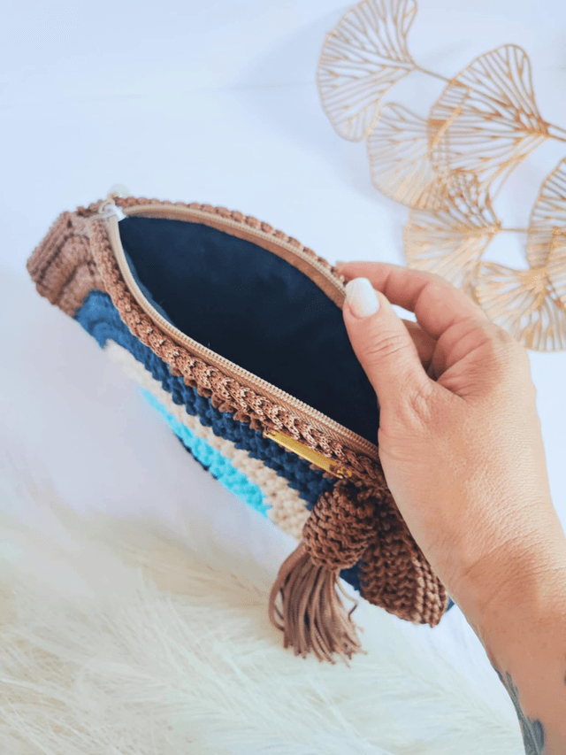 Sac Clutch mauvais œil fait main en crochet, pochette Nazar avec dragonne, fermeture zippée et pompon – accessoire artisanal en polyester (1)