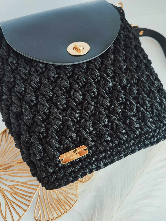 Sac Nina – Sac bandoulière en crochet noir avec cuir et détails dorés – Fait main