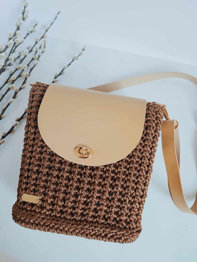 Adorable sac à bandoulière en crochet Nina. Accessoire unique en crochet, touche dorée