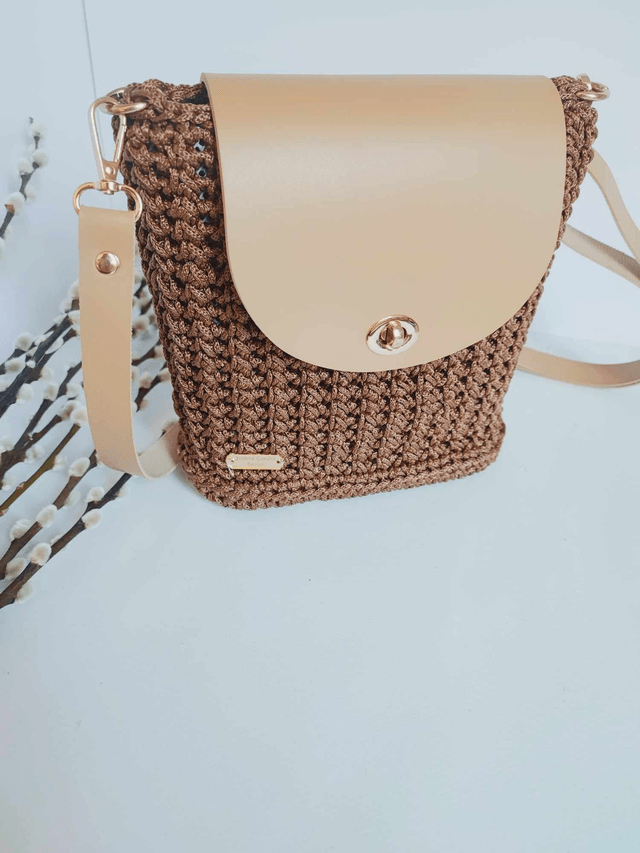 Adorable sac à bandoulière en crochet Nina. Accessoire unique en crochet, touche dorée