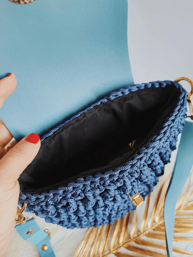 Sac Nina – Sac bandoulière en crochet bleu nuit avec cuir vegan bleu clair et détails dorés – Fait main