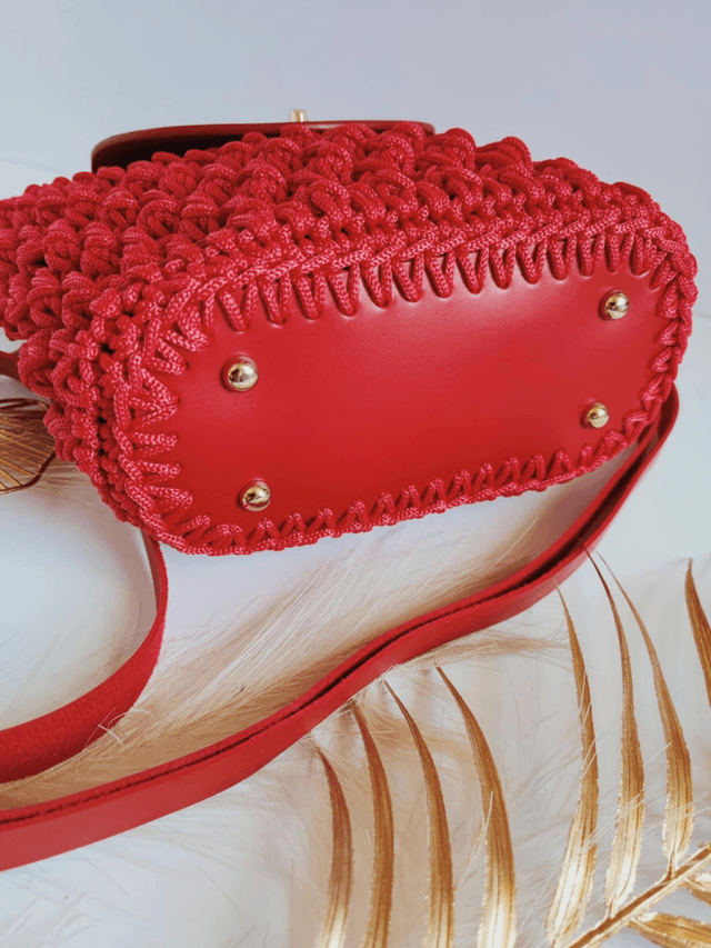 Sac Nina – Sac bandoulière en crochet rouge avec cuir et détails dorés 