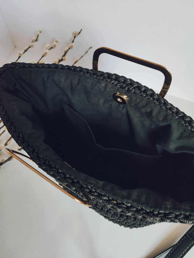 Sac Valentina Noir – Élégant et Moderne avec Poignée Rectangulaire Dorée
