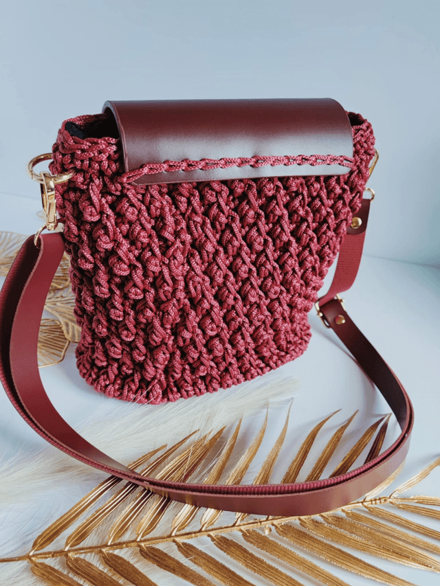 Sac Nina – Sac bandoulière en crochet bordeaux avec cuir et détails dorés – Fait main