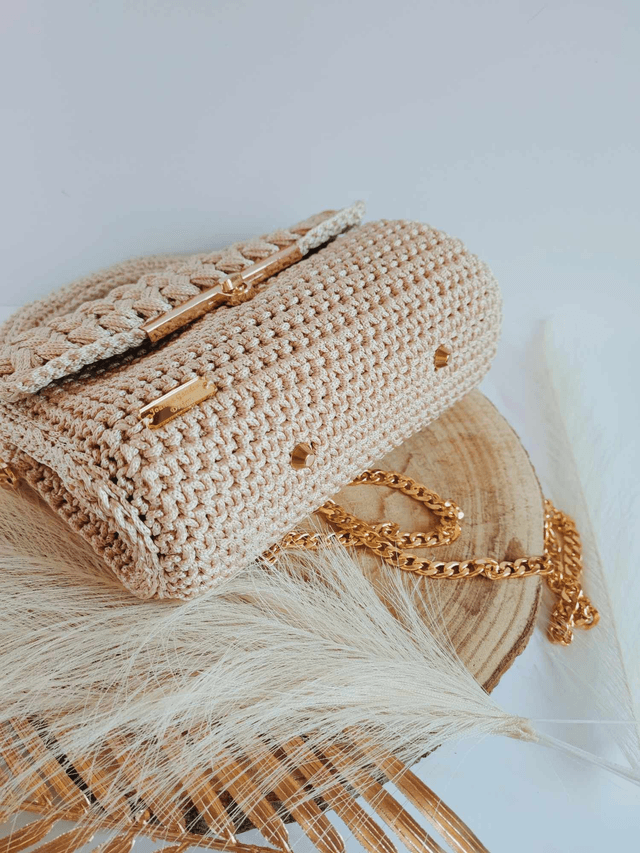 Sac Charlotte – Élégance intemporelle en crochet beige et doré
