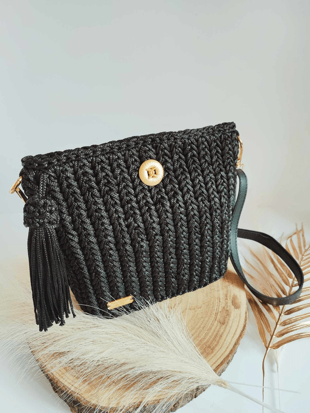 Sac Eva – Petit sac à main en crochet noir fait main, base en cuir, fermeture magnétique dorée et bandoulière réglable