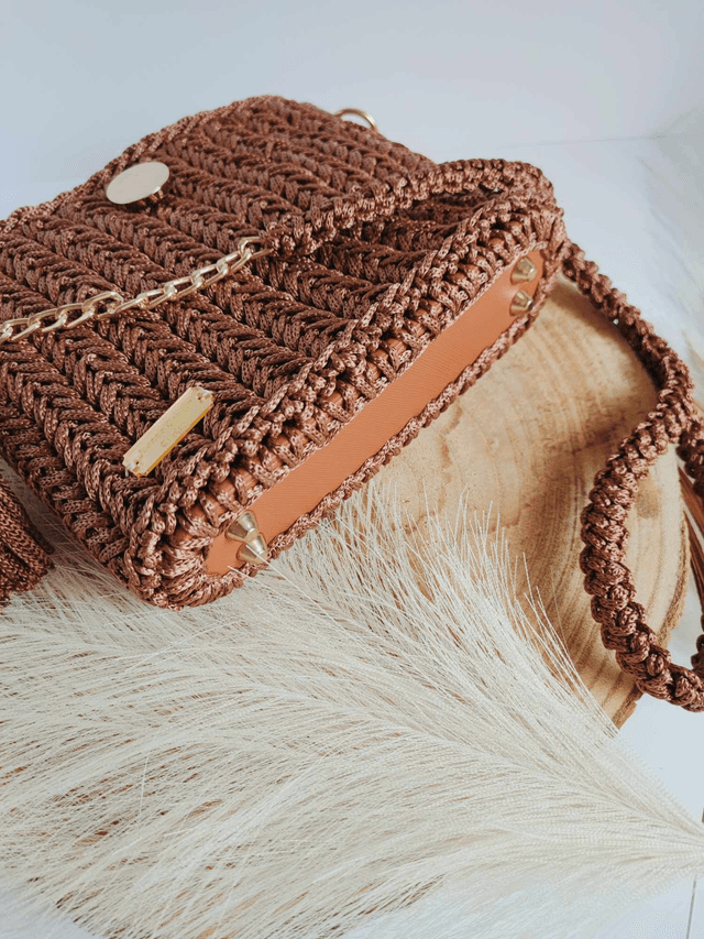 Mini Eva – Petit sac à main en crochet cuivre fait main, base en cuir et fermeture aimantée dorée