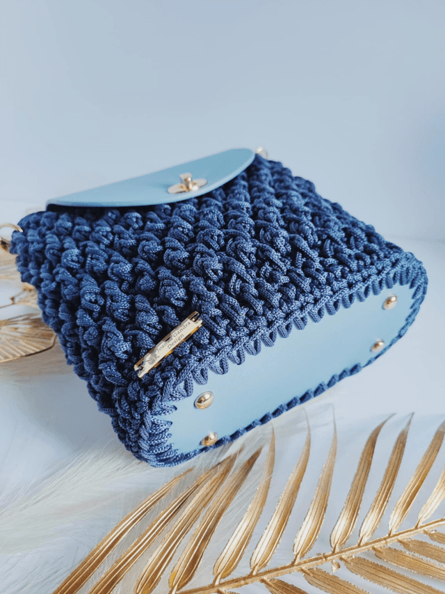 Sac Nina – Sac bandoulière en crochet bleu nuit avec cuir vegan bleu clair et détails dorés – Fait main