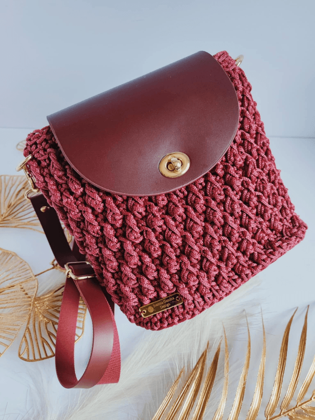 Sac Nina – Sac bandoulière en crochet bordeaux avec cuir et détails dorés – Fait main