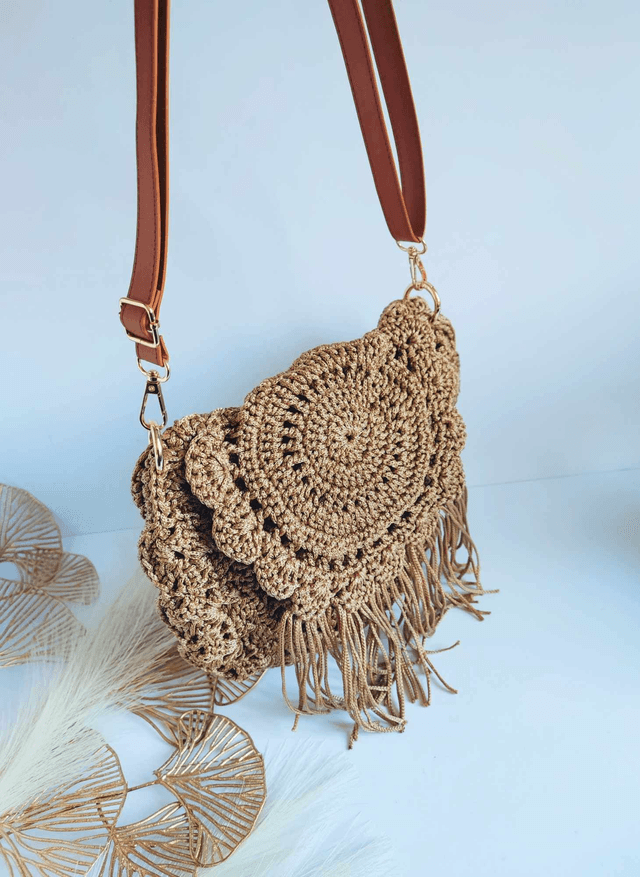 Sac Luma en crochet fait main – style bohème avec franges, anse caramel et fermeture magnétique