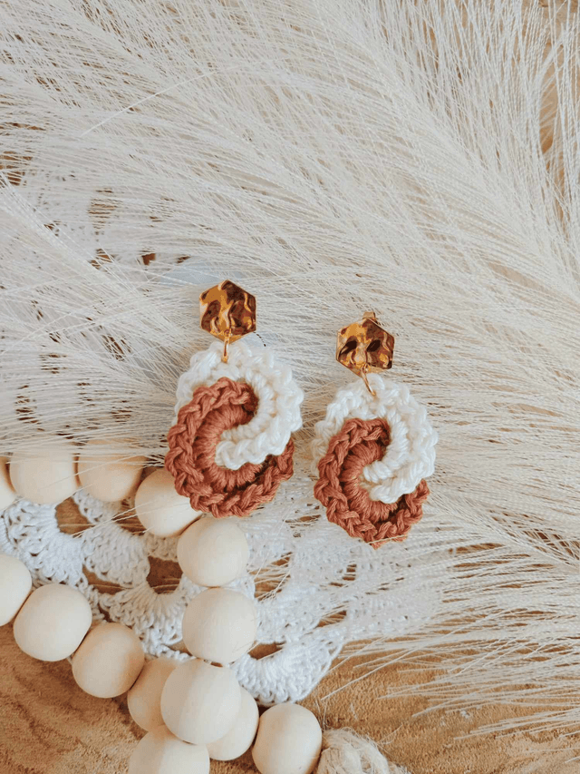 Boucles d&#039;oreilles au crochet Infini. Boucles d&#039;oreilles pendantes en acier inoxydable et coton pour femme