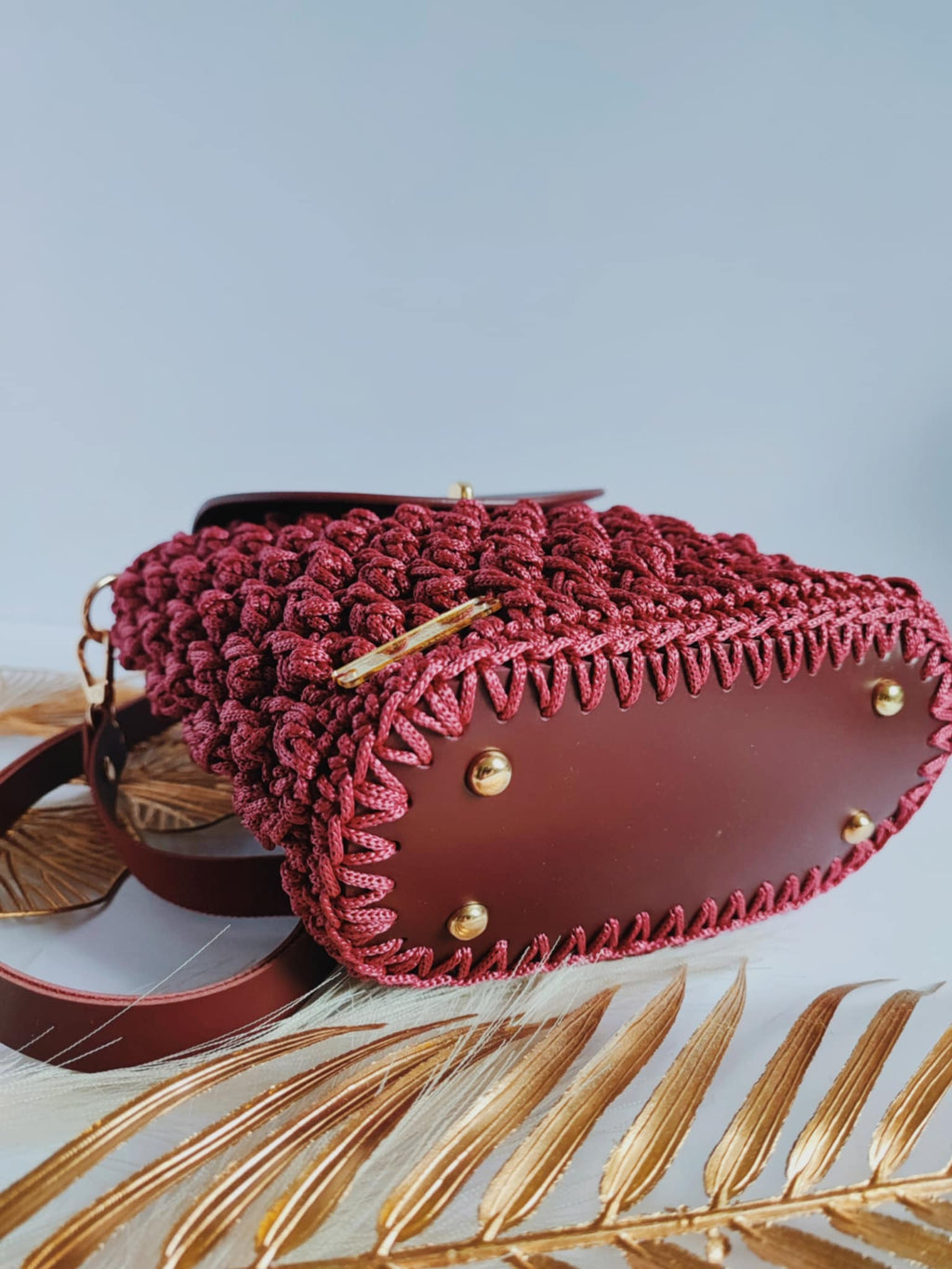 Sac Nina – Sac bandoulière en crochet bordeaux avec cuir et détails dorés – Fait main