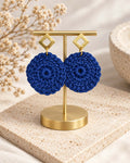 Boucles d’oreilles en crochet Lou – Bleu marine, fait main
