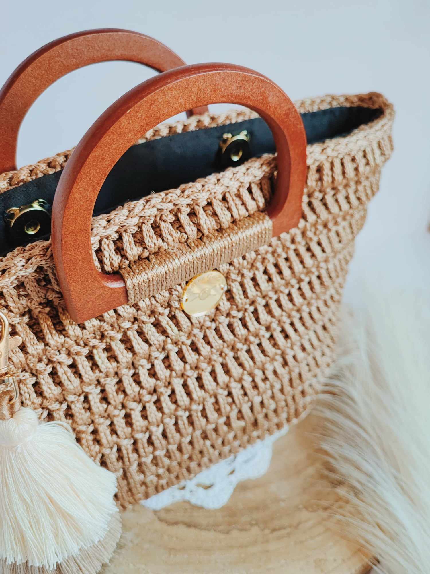 Sac Valentina Grand Modèle – Élégance bohème en crochet beige doré avec poignées bois et cuir