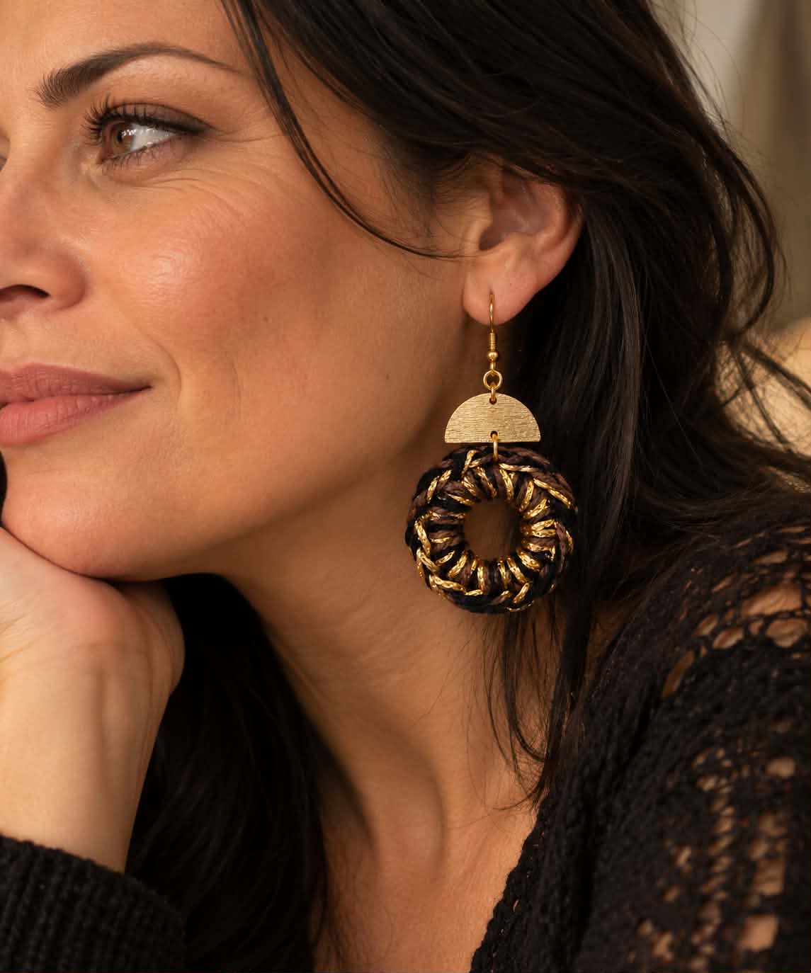 Boucles d’oreilles en crochet Dara – Marron, noir & doré, fait main