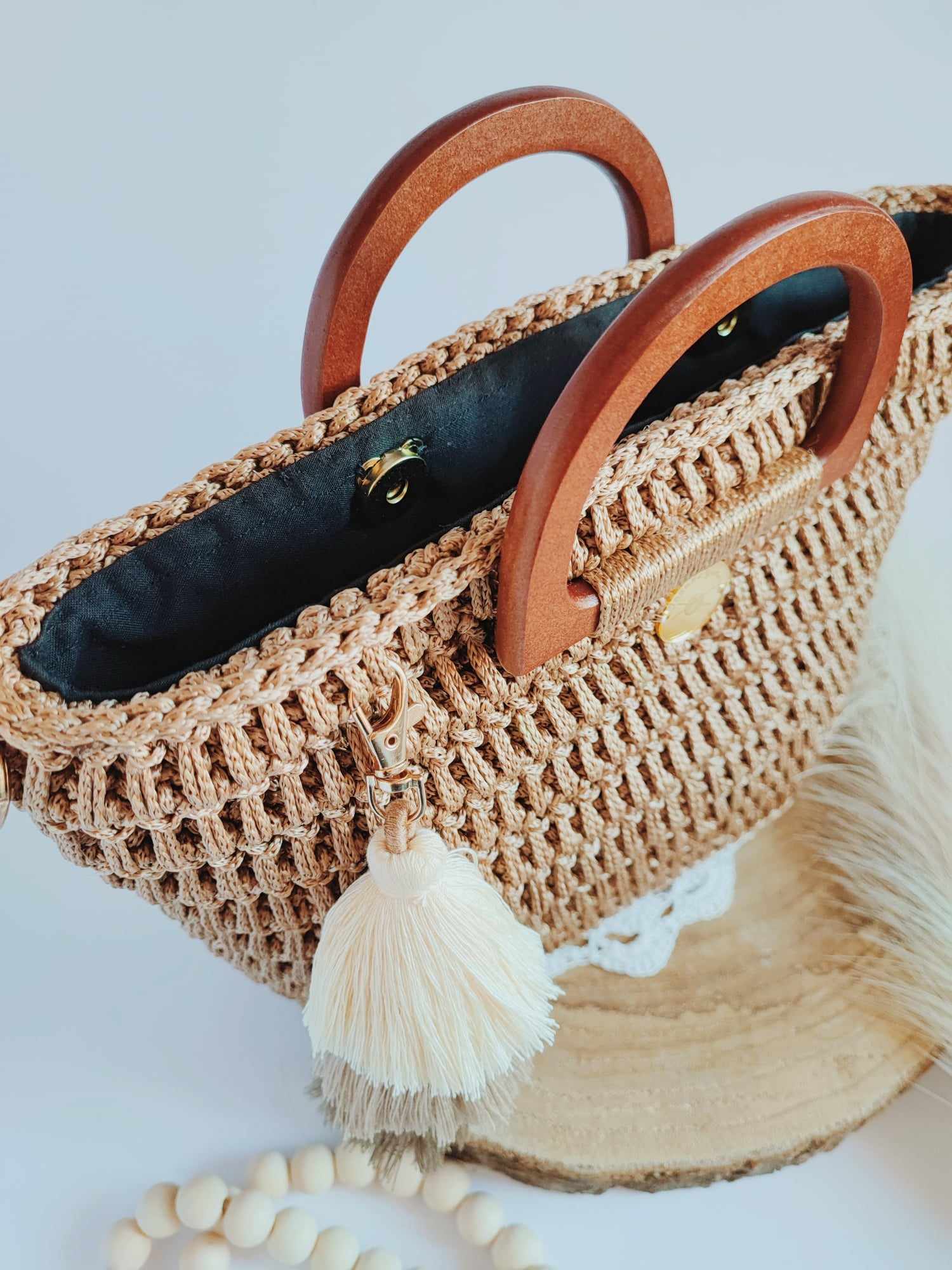 Sac Valentina Grand Modèle – Élégance bohème en crochet beige doré avec poignées bois et cuir