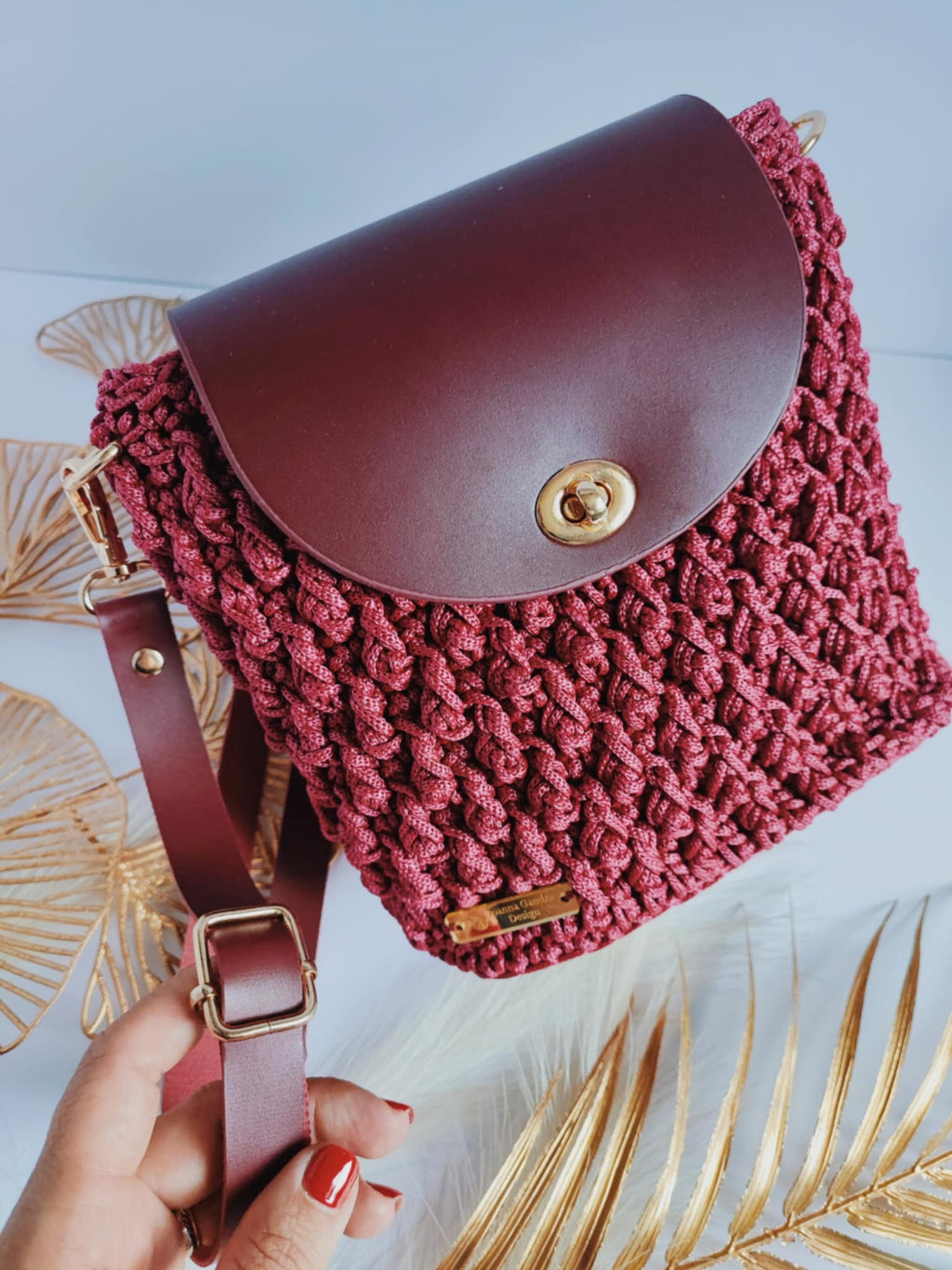 Sac Nina – Sac bandoulière en crochet bordeaux avec cuir et détails dorés – Fait main
