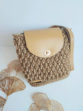 Sac Nina – Sac bandoulière en crochet beige doré avec cuir vegan et finitions dorées – Fait main
