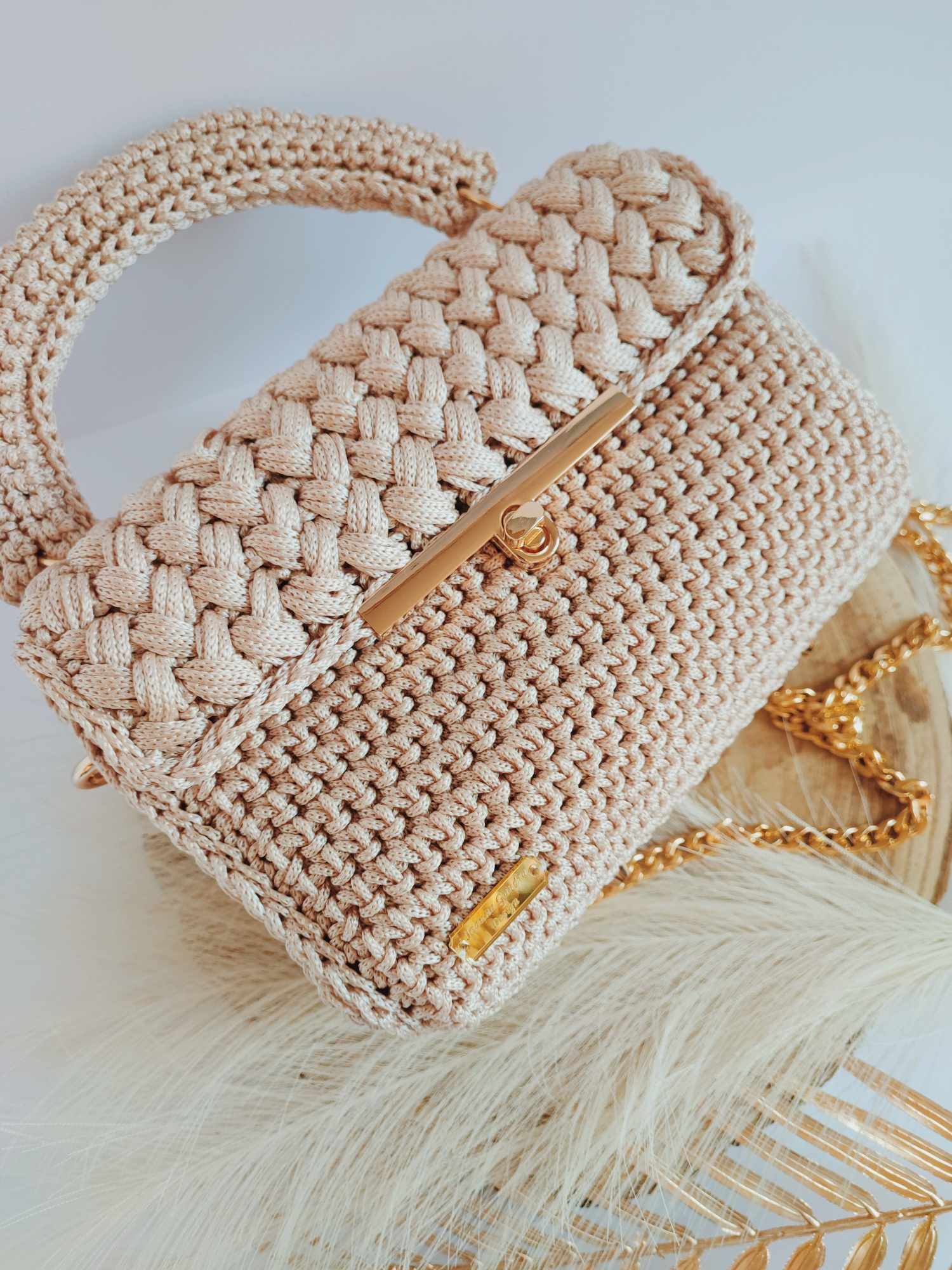Sac Charlotte – Élégance intemporelle en crochet beige rosé et doré – Fait main