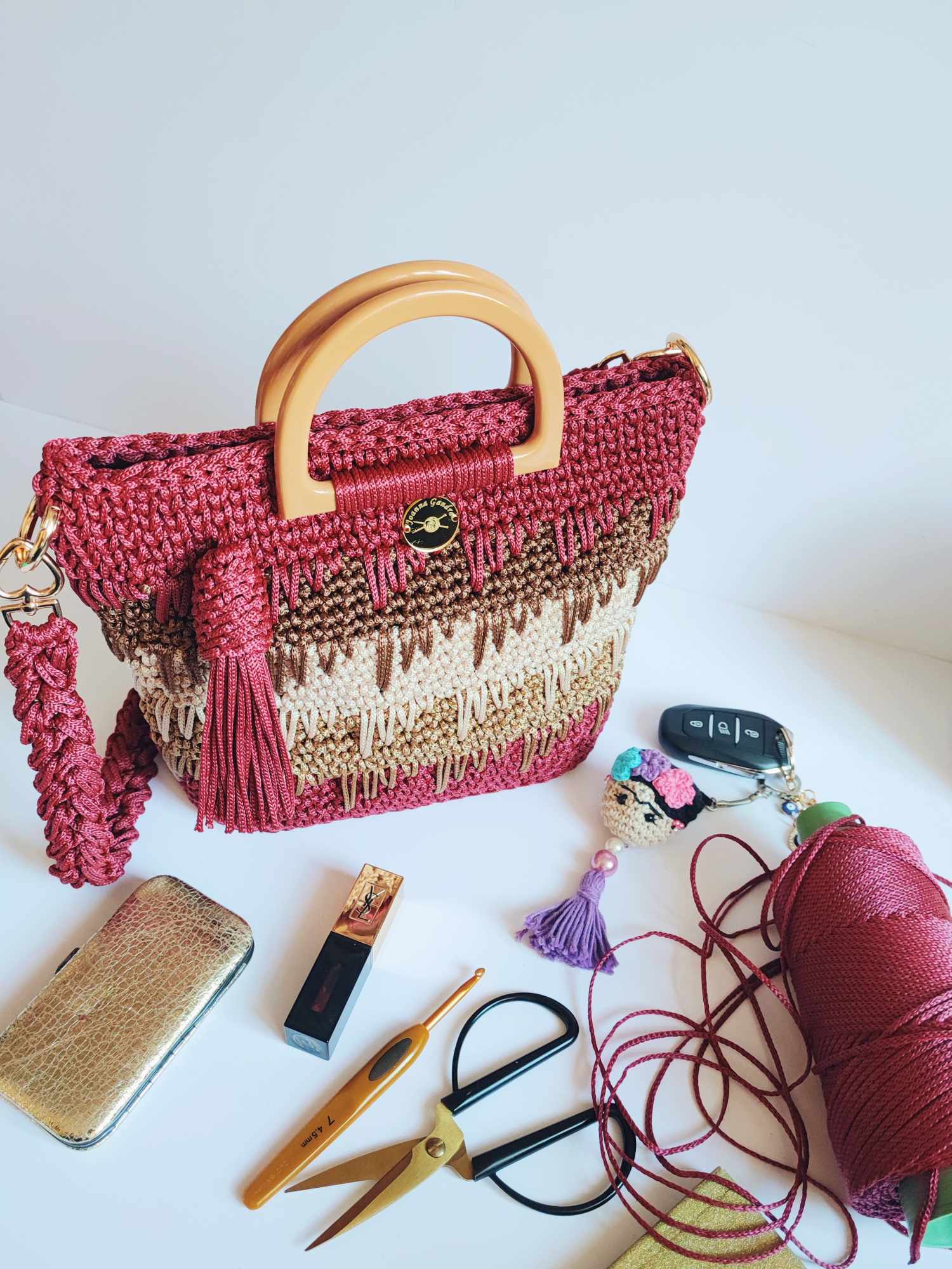 Sac Siena – sac à main crocheté à la main, tons bordeaux, magenta et beige avec anses rigides en acrylique beige
