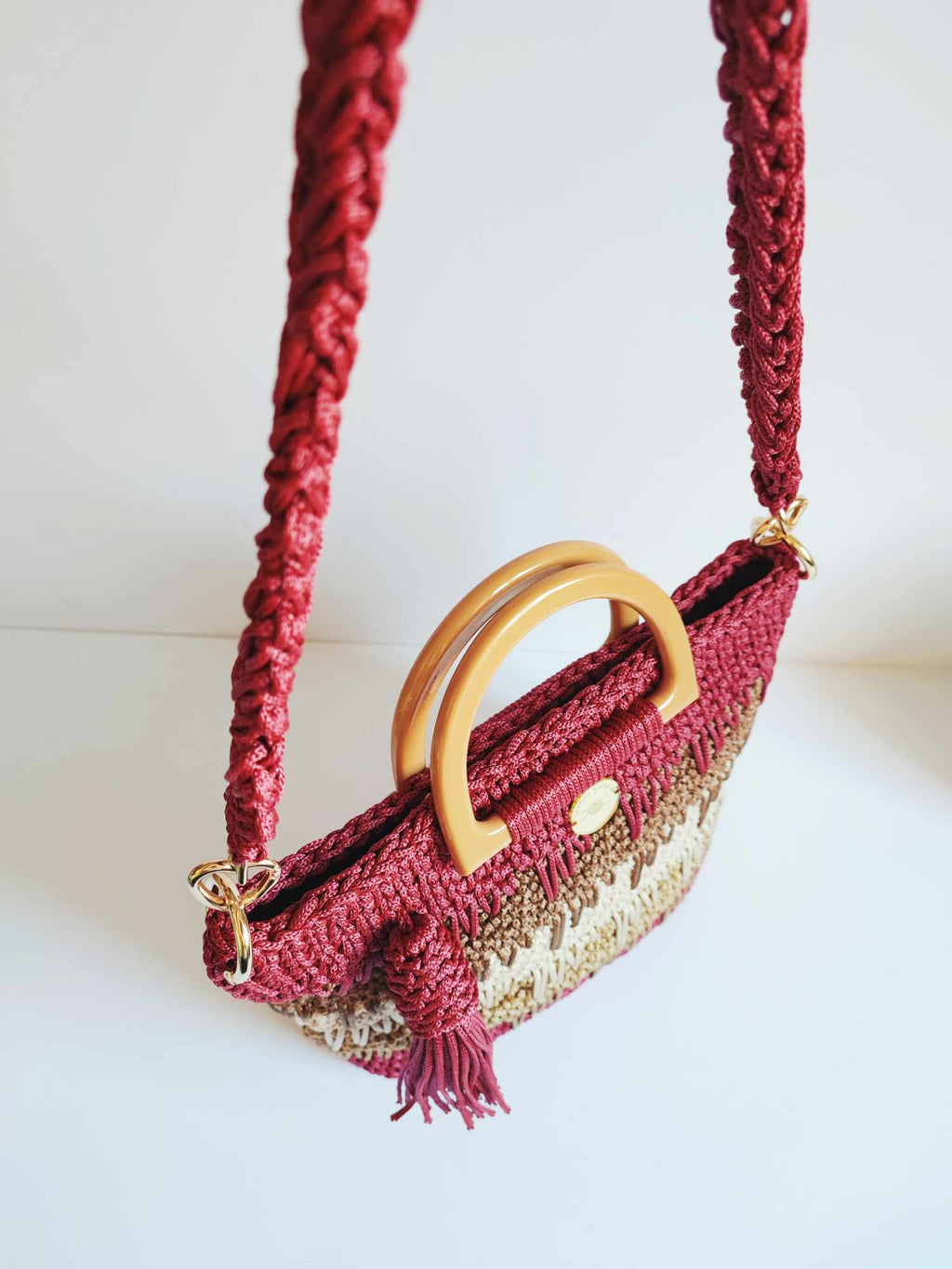 Sac Siena – sac à main crocheté à la main, tons bordeaux, magenta et beige avec anses rigides en acrylique beige