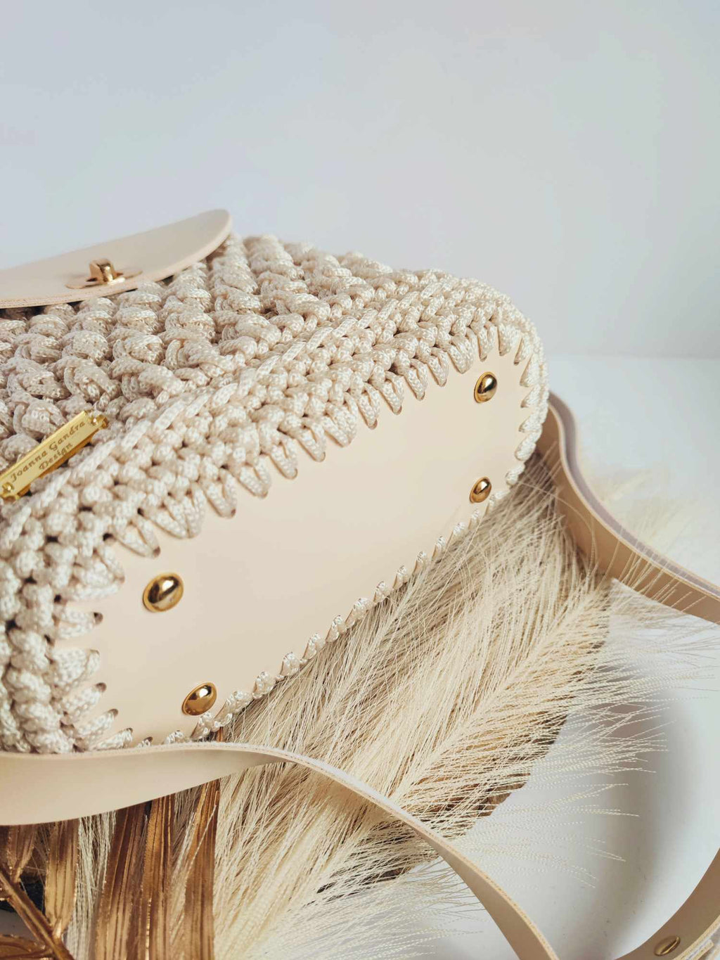 Sac Nina – bandoulière crochet beige et cuir vegan, détails dorés