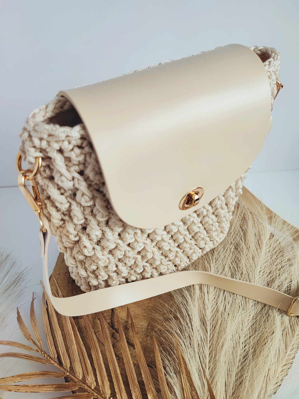 Sac Nina – bandoulière crochet beige et cuir vegan, détails dorés