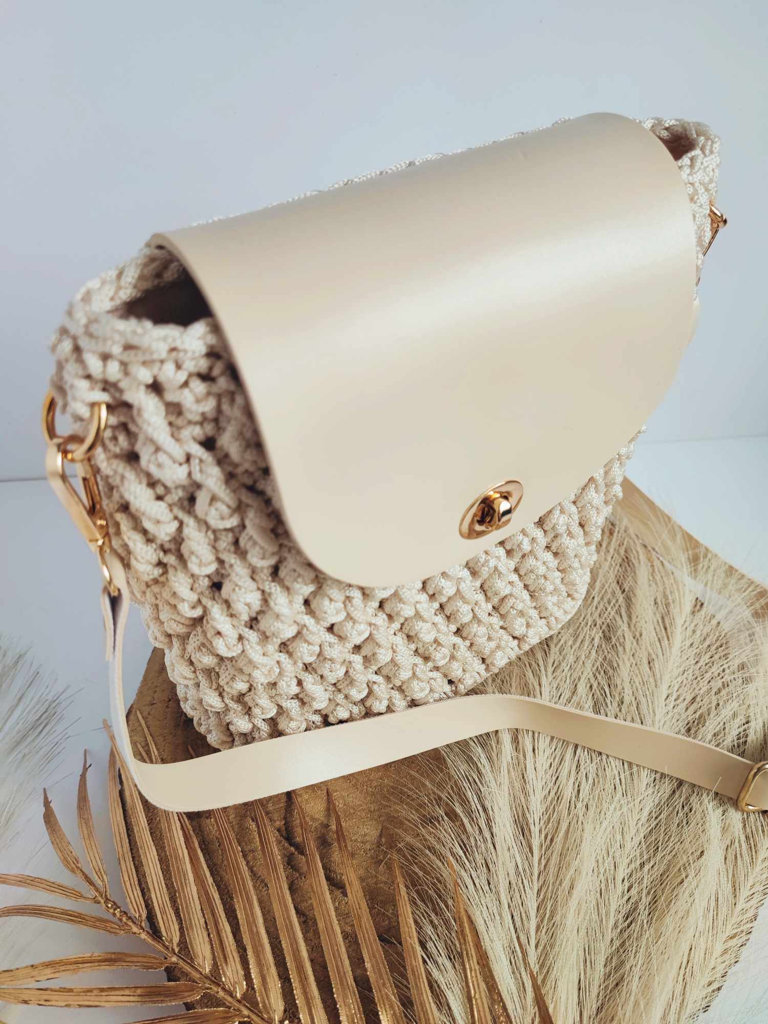 Sac Nina – bandoulière crochet beige et cuir vegan, détails dorés