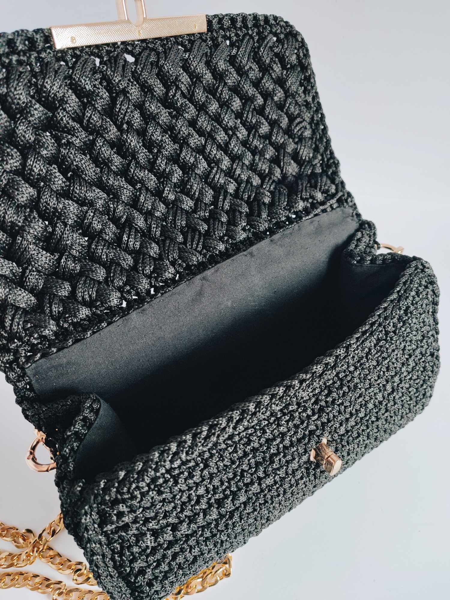 Sac Charlotte – Élégance audacieuse en crochet noir et doré – Fait main