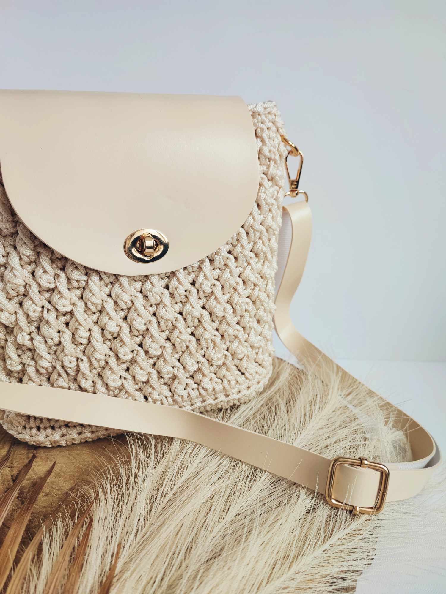 Sac Nina – bandoulière crochet beige et cuir vegan, détails dorés