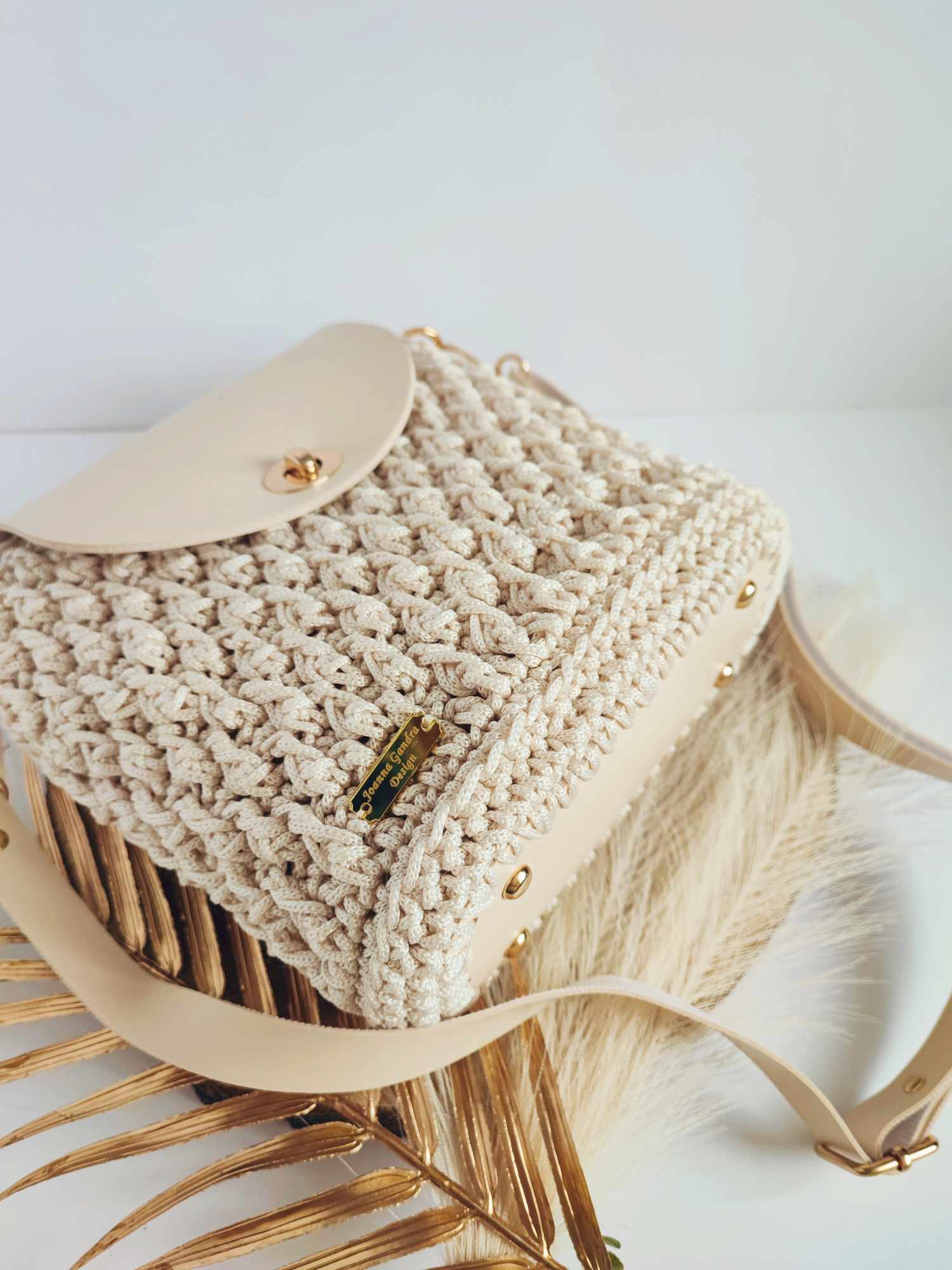 Sac Nina – bandoulière crochet beige et cuir vegan, détails dorés