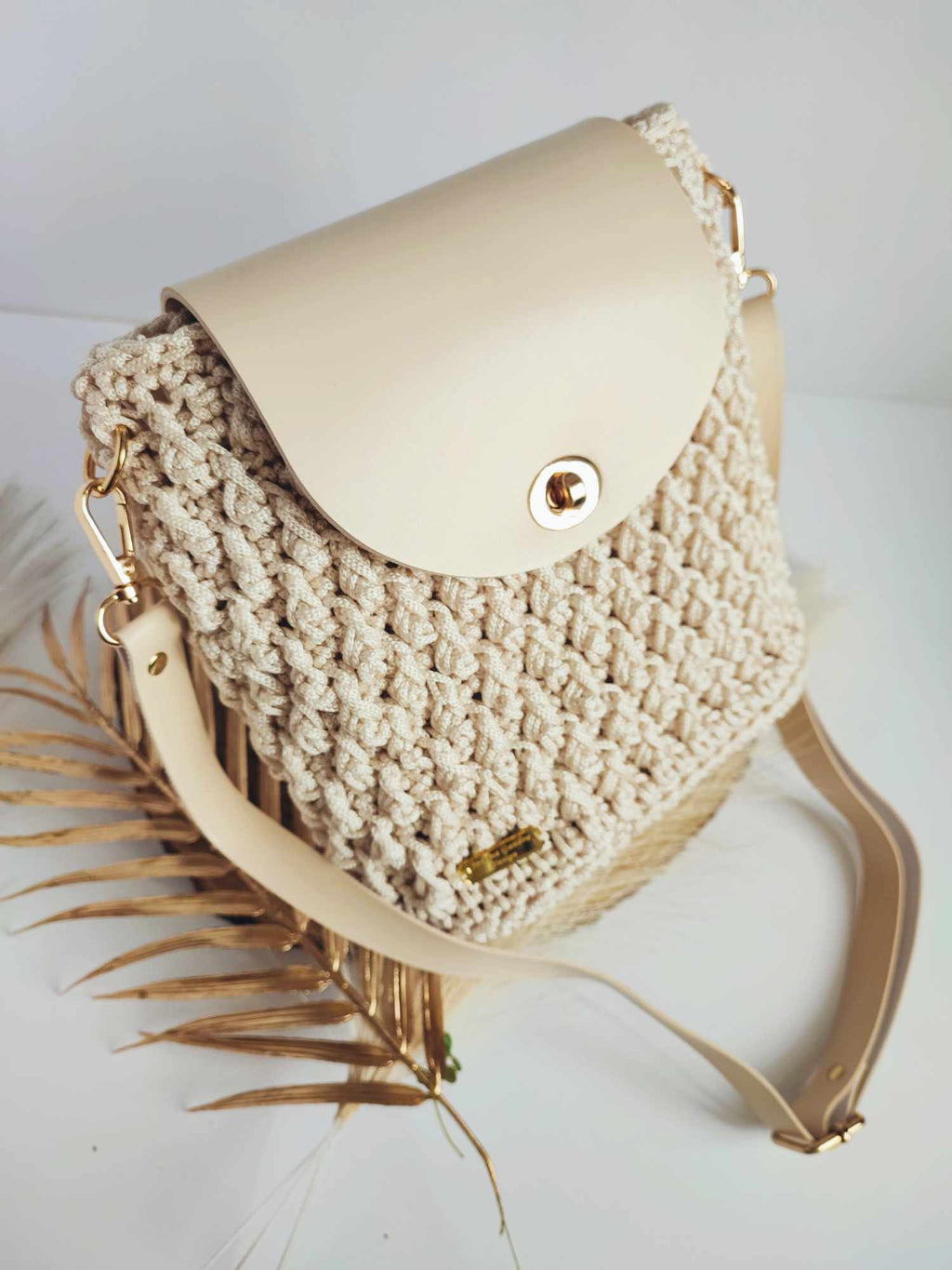 Sac Nina – bandoulière crochet beige et cuir vegan, détails dorés