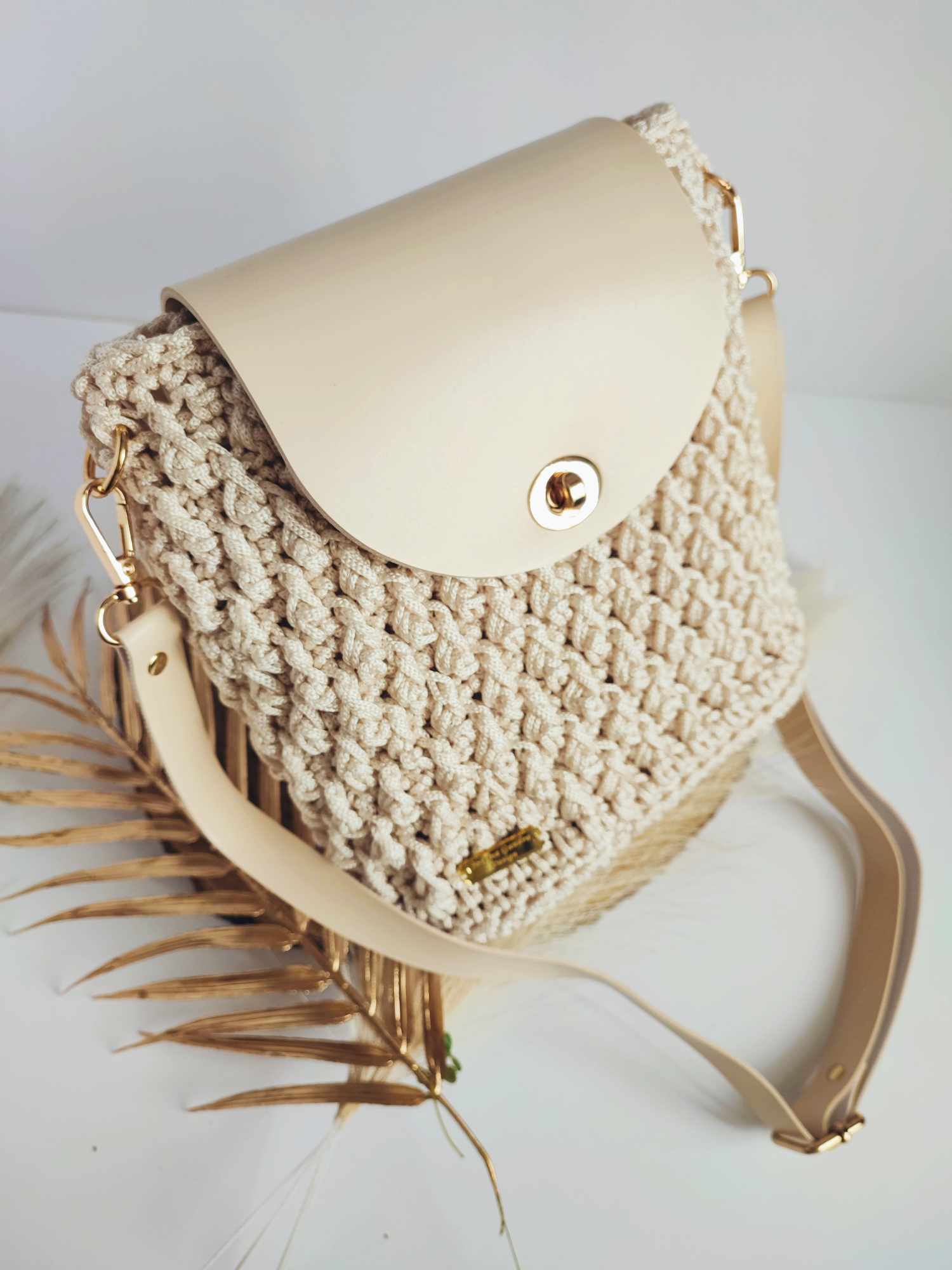 Sac Nina – bandoulière crochet beige et cuir vegan, détails dorés