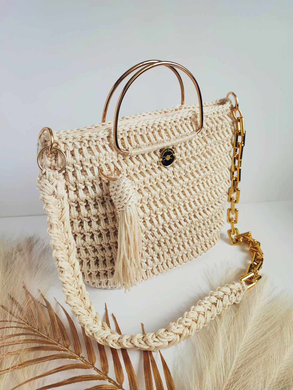 Sac Valentina – Élégance moderne en crochet beige clair avec anses dorées