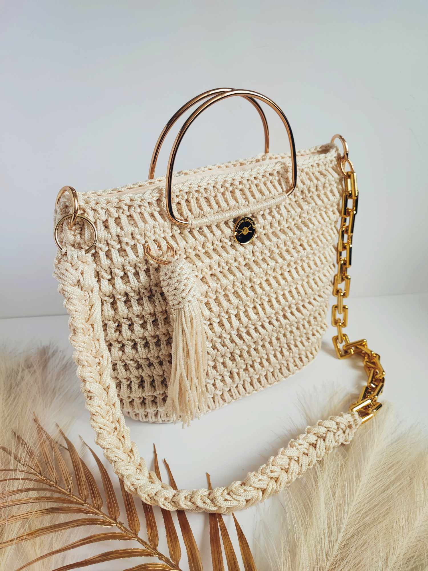 Sac Valentina – Élégance moderne en crochet beige clair avec anses dorées