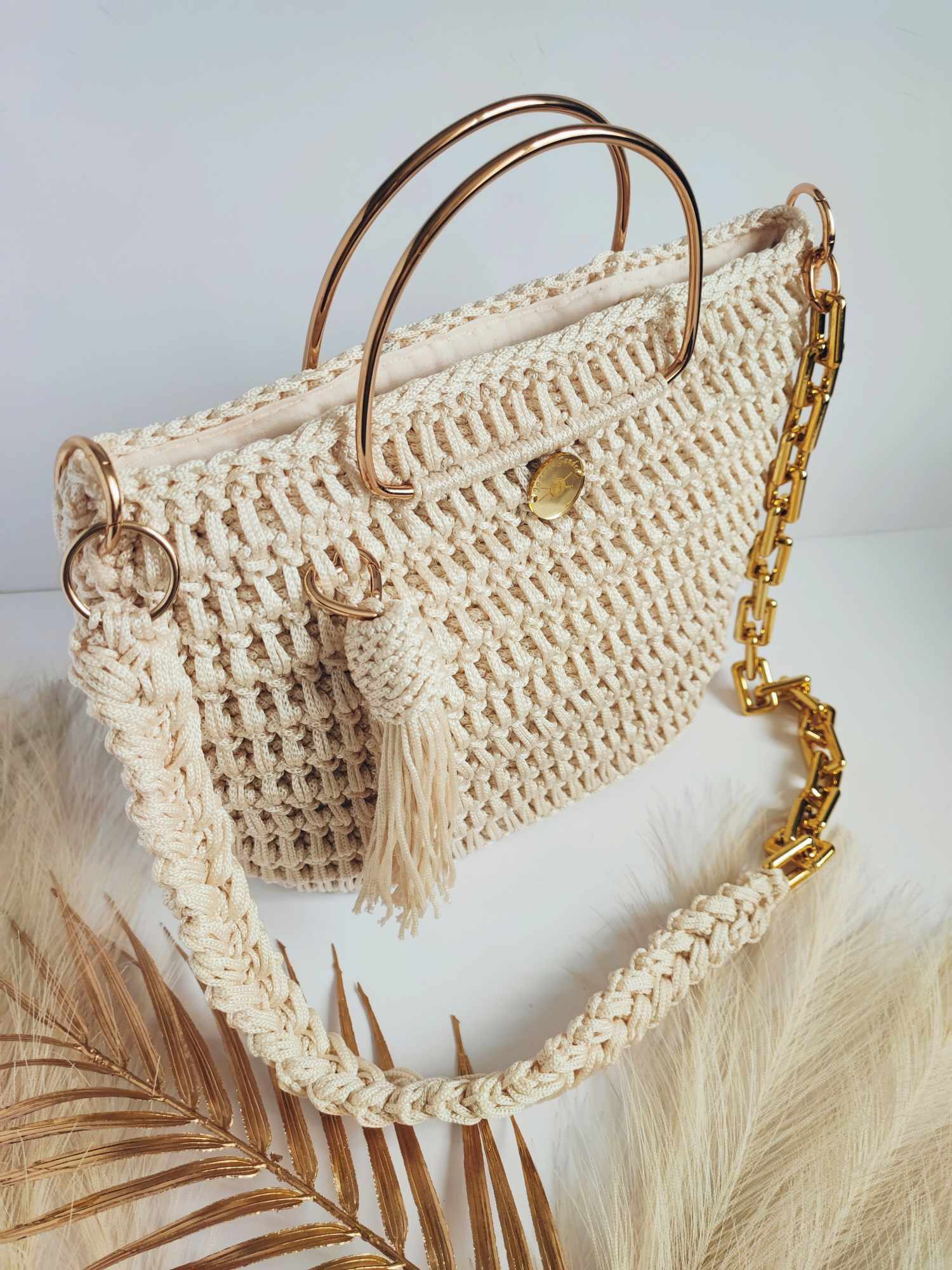 Sac Valentina – Élégance moderne en crochet beige clair avec anses dorées