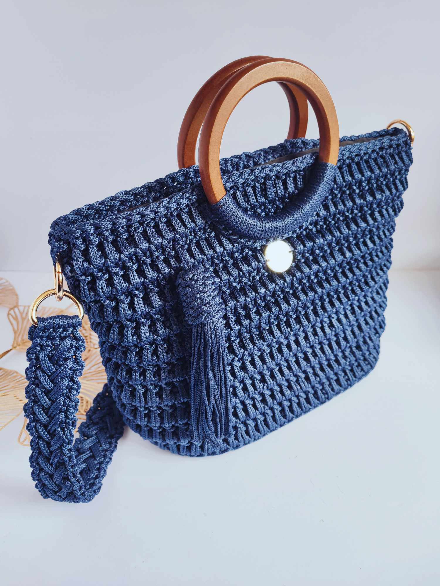 Sac Valentina – Élégance bohème en crochet bleu nuit avec poignées bois