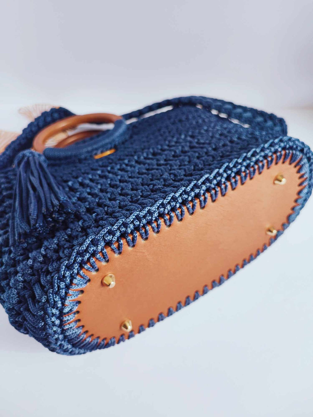 Sac Valentina – Élégance bohème en crochet bleu nuit avec poignées bois