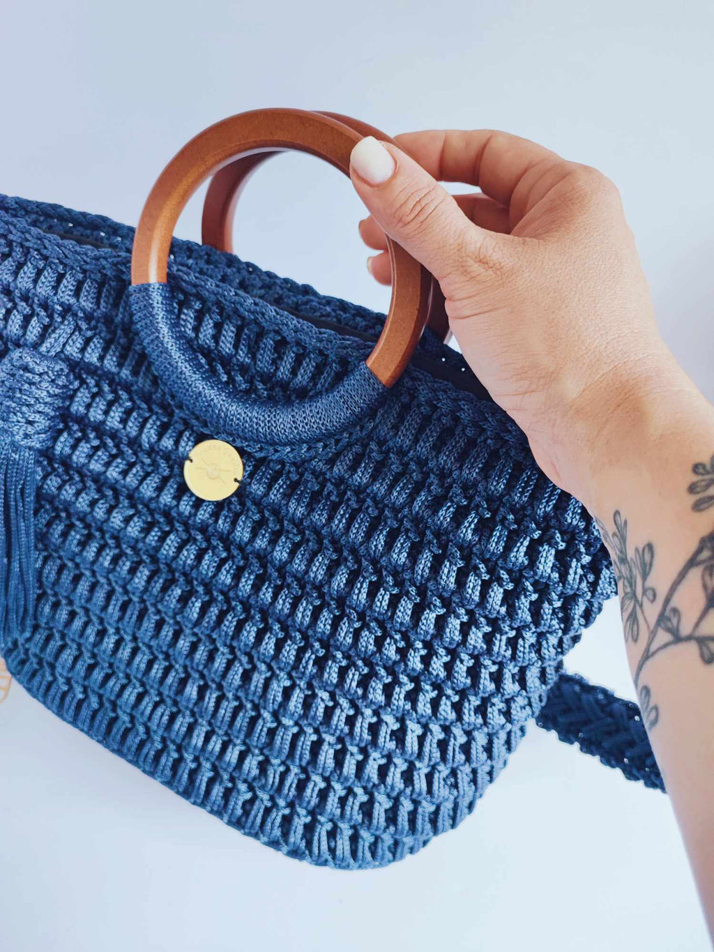 Sac Valentina – Élégance bohème en crochet bleu nuit avec poignées bois
