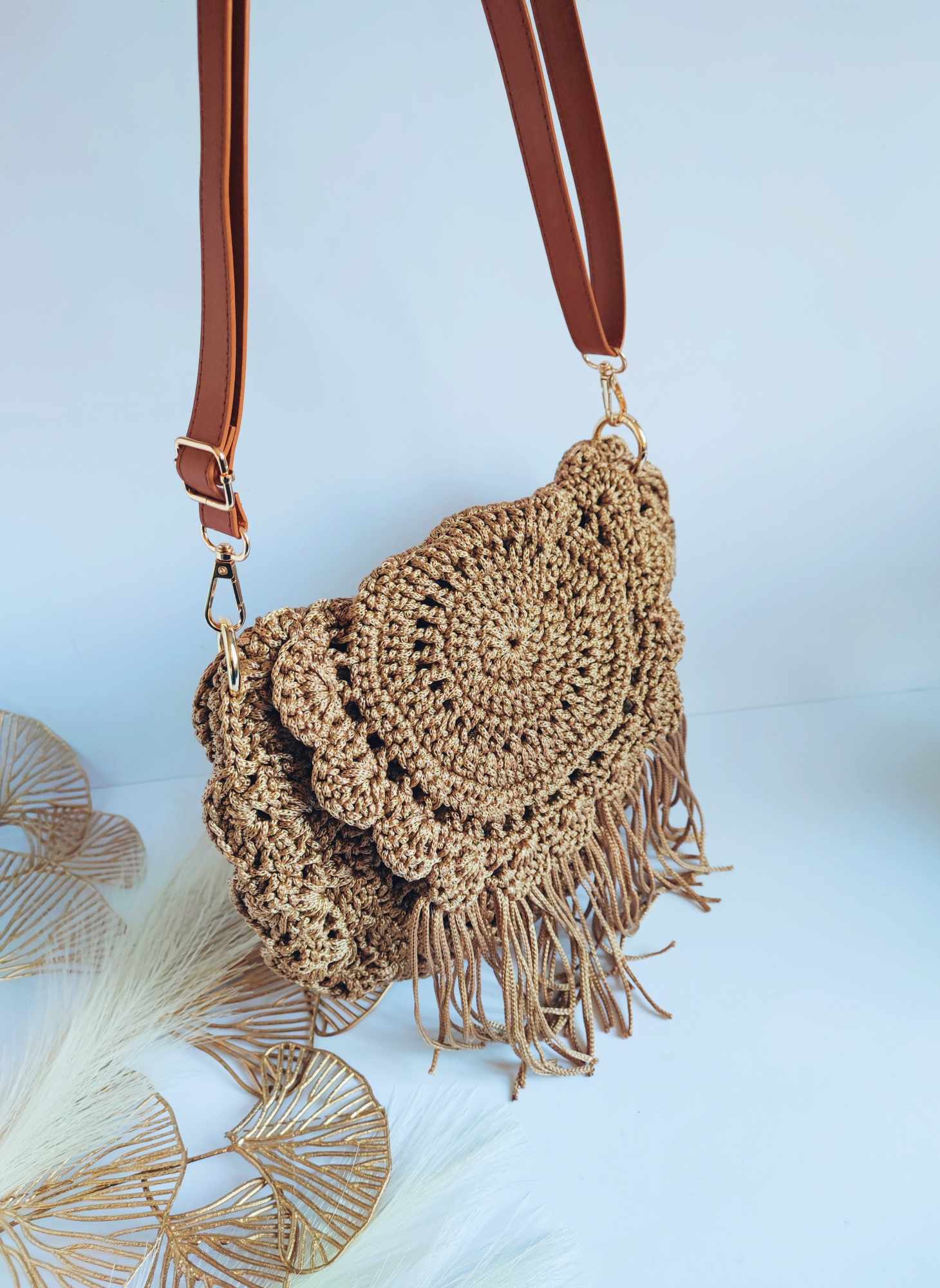 Sac Luma en crochet fait-main – style bohème avec franges, anse caramel et fermeture magnétique