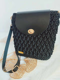 Sac Nina – Sac bandoulière en crochet noir et cuir vegan avec finitions dorées – Fait main