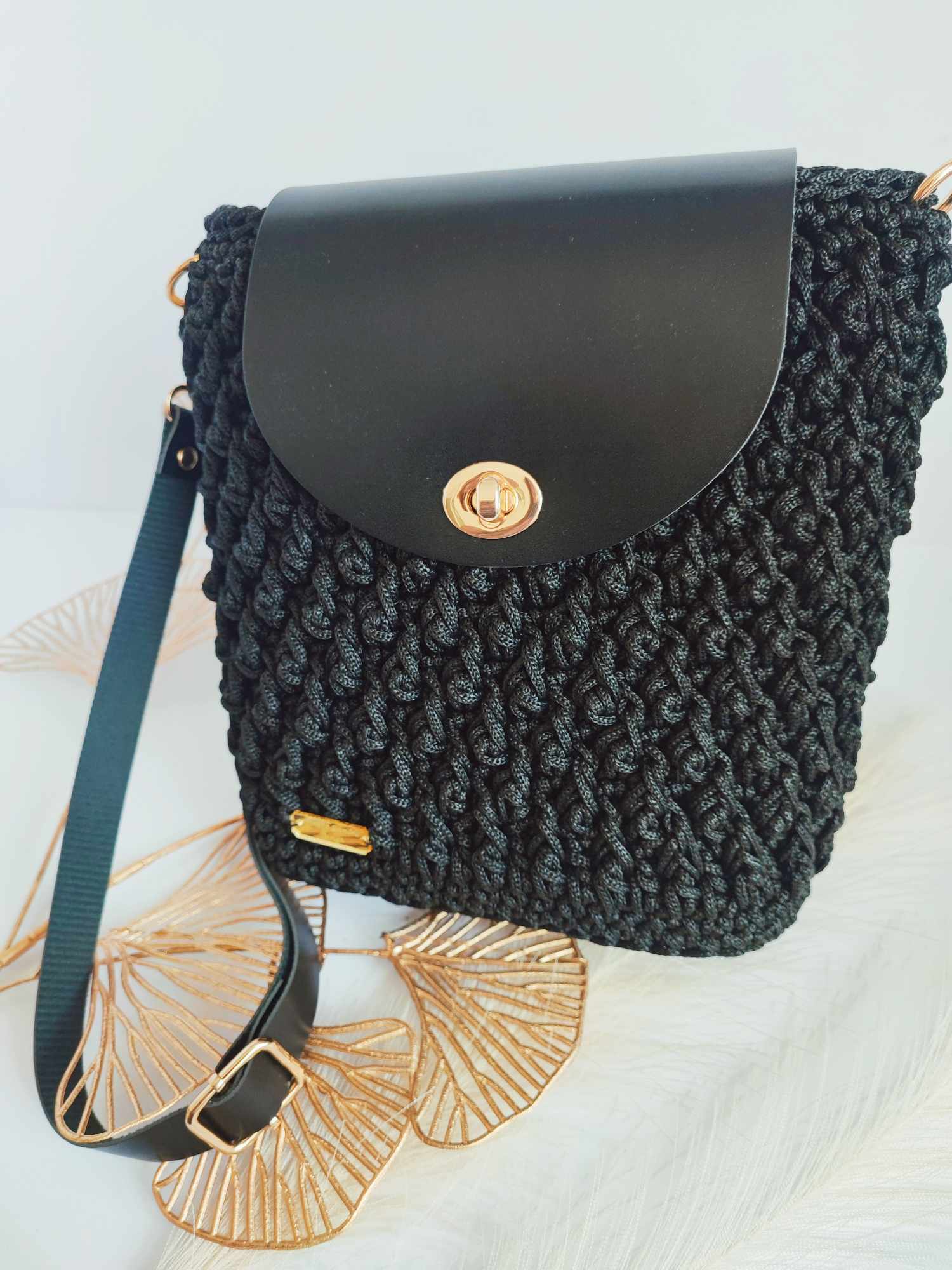 Sac Nina – Sac bandoulière en crochet noir et cuir vegan avec finitions dorées – Fait main