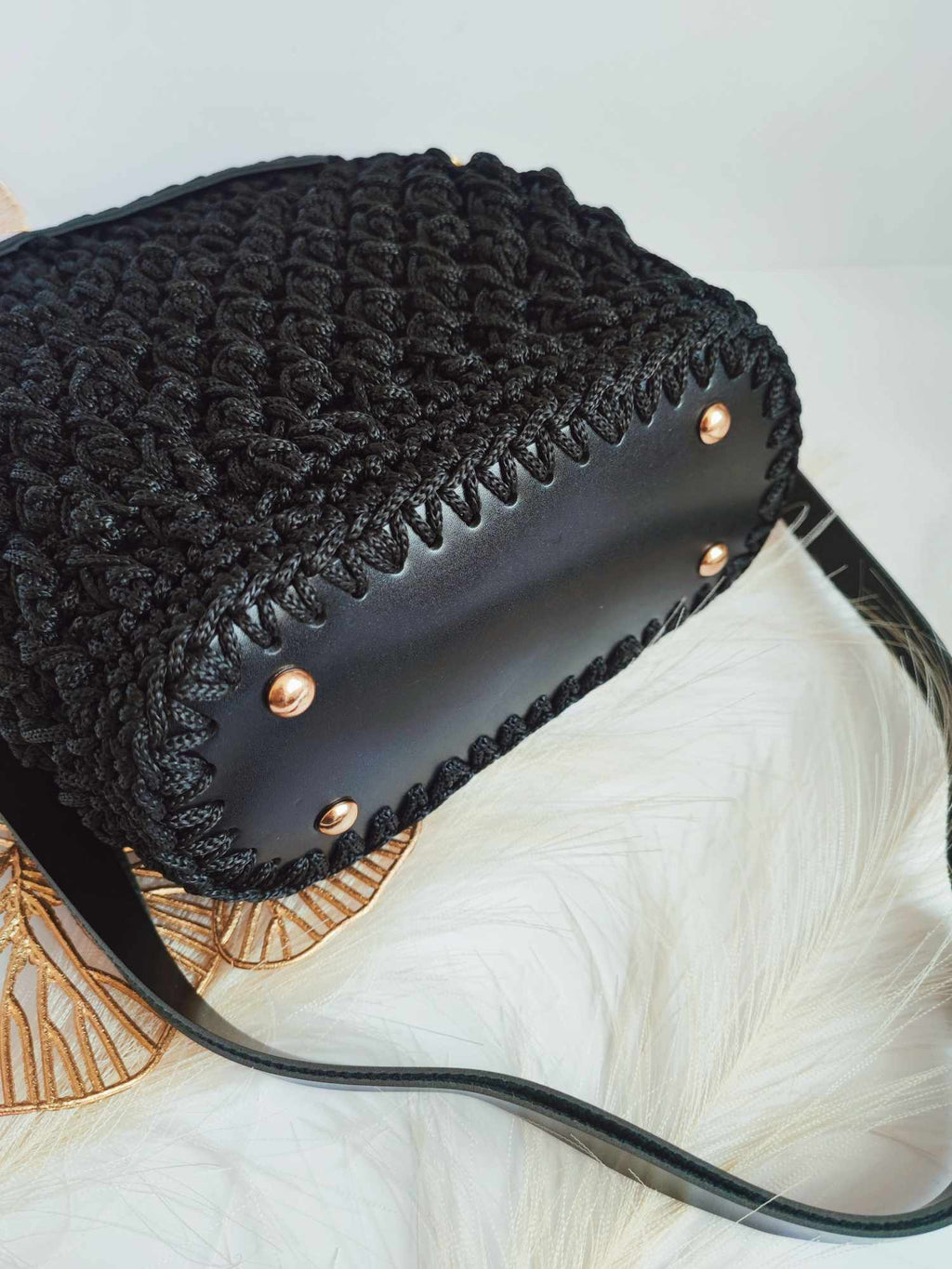 Sac Nina – Sac bandoulière en crochet noir et cuir vegan avec finitions dorées – Fait main