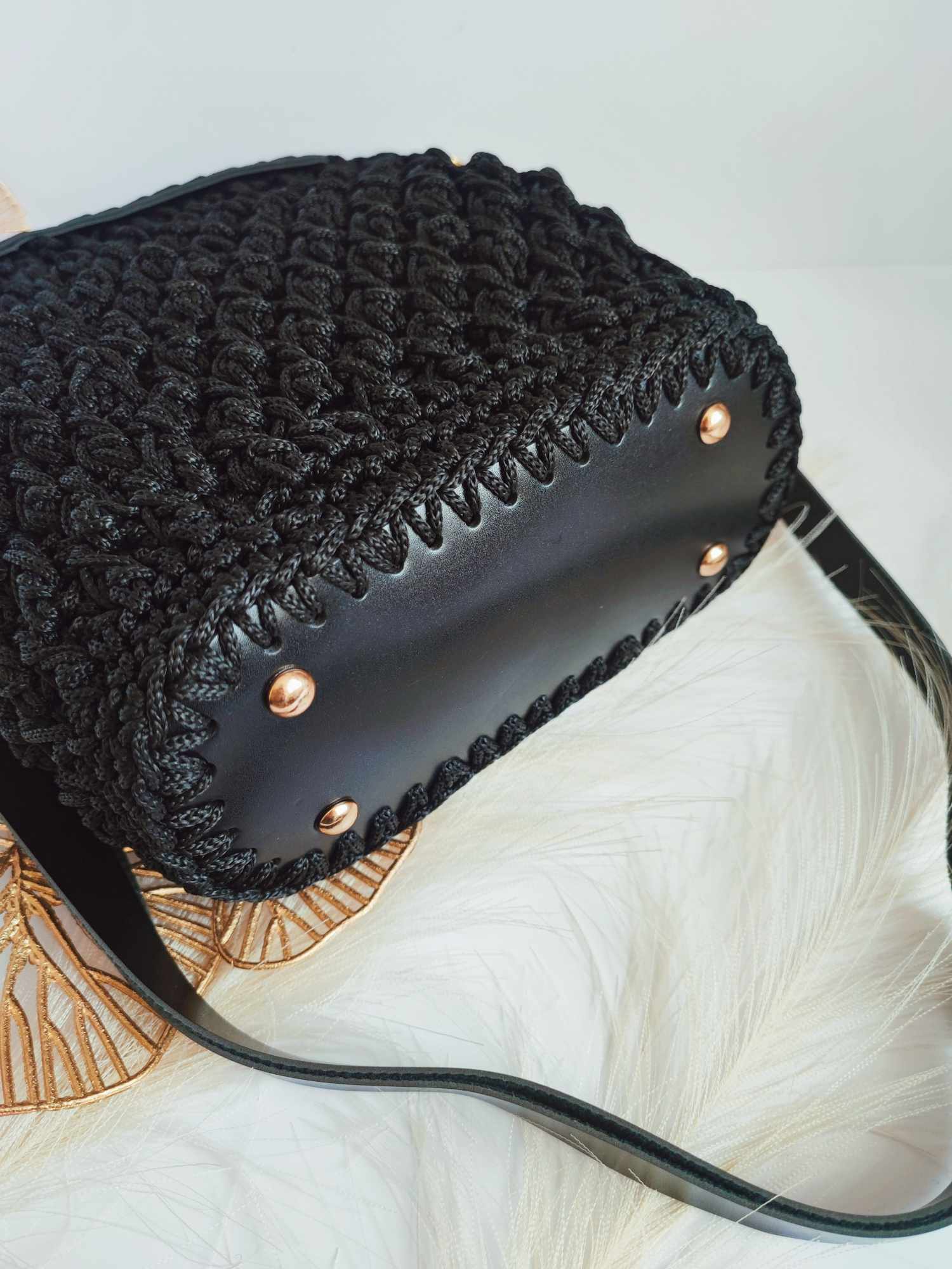 Sac Nina – Sac bandoulière en crochet noir et cuir vegan avec finitions dorées – Fait main