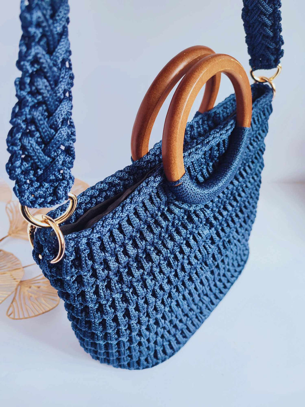 Sac Valentina – Élégance bohème en crochet bleu nuit avec poignées bois