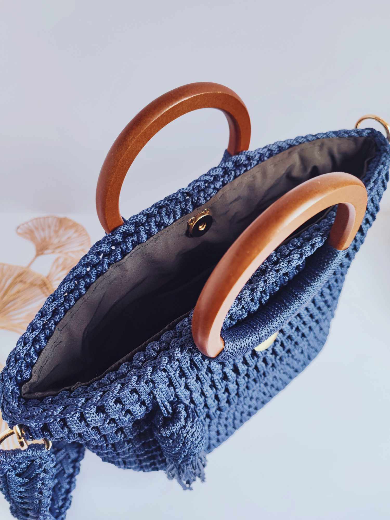 Sac Valentina – Élégance bohème en crochet bleu nuit avec poignées bois