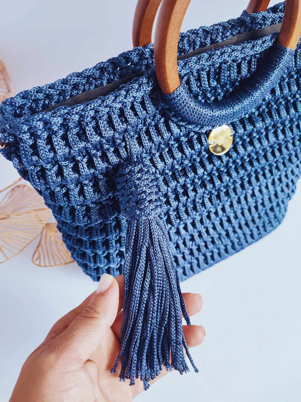 Sac Valentina – Élégance bohème en crochet bleu nuit avec poignées bois