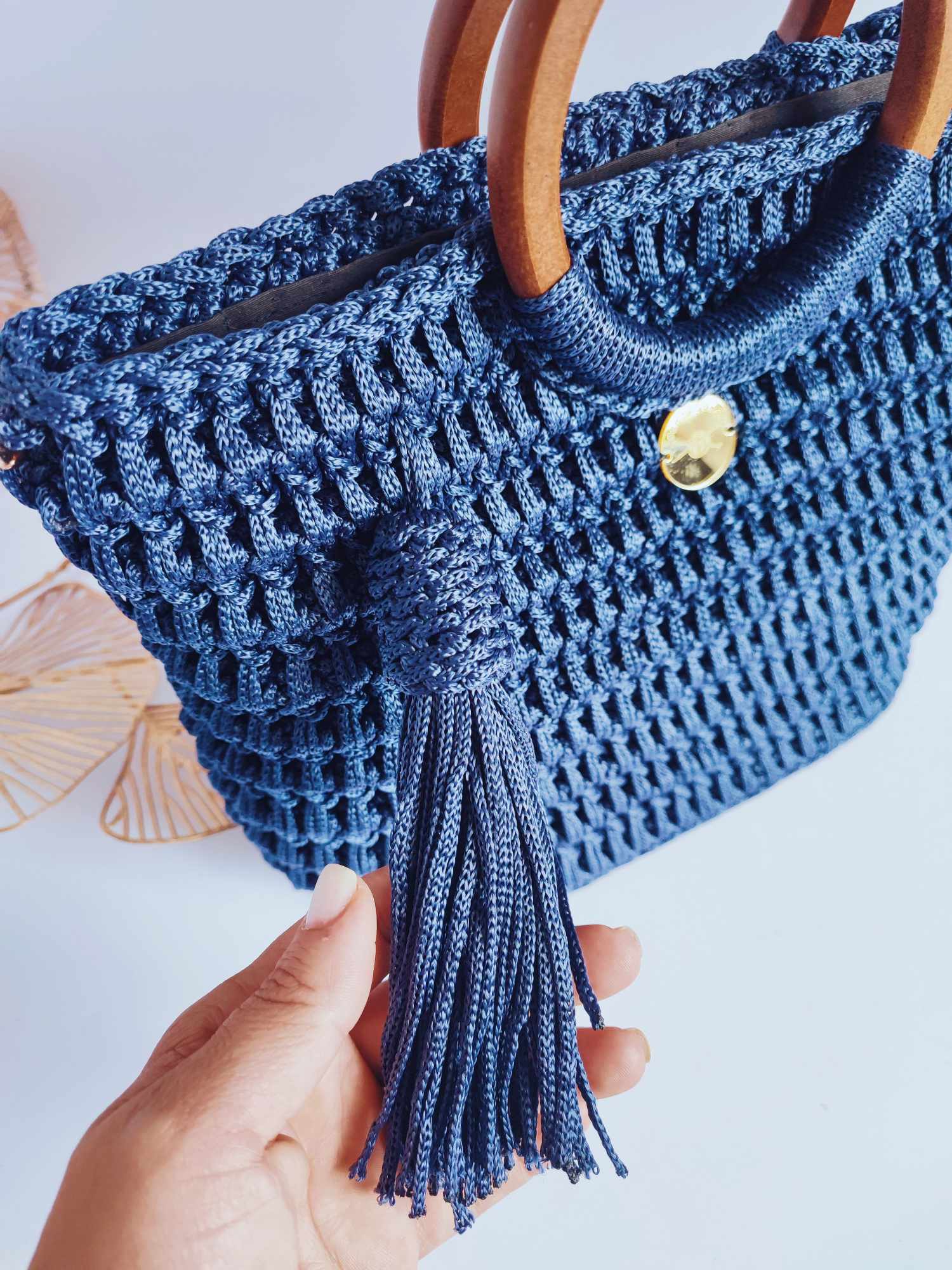 Sac Valentina – Élégance bohème en crochet bleu nuit avec poignées bois