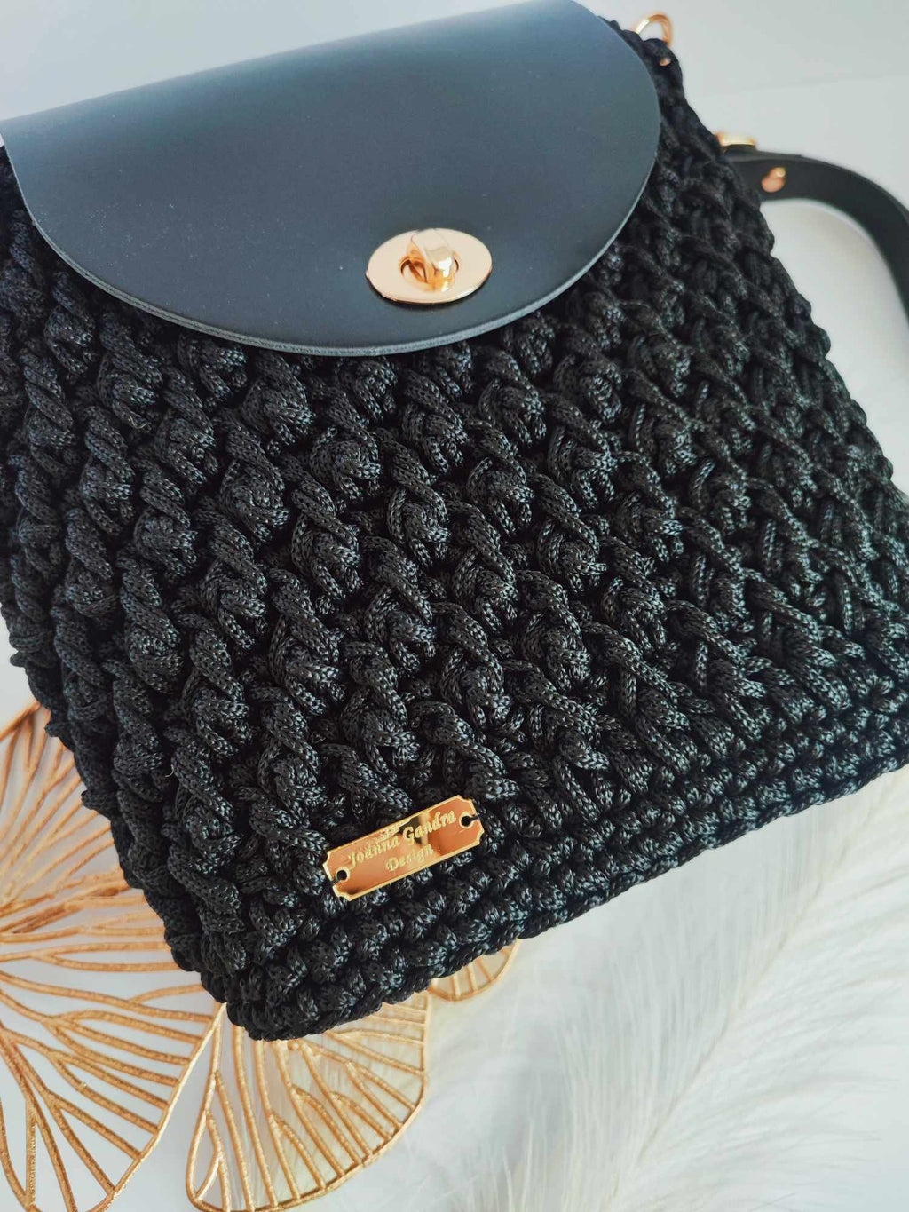 Sac Nina – Sac bandoulière en crochet noir et cuir vegan avec finitions dorées – Fait main